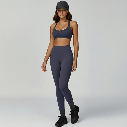 Stella Fitness Set Taubenblau – Sport-Bra-Top mit Rückendetail und Highwaist Leggings, enge Passform für Workout und Yoga.
