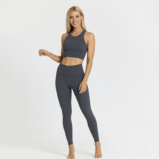 Fitness Set Nele in Grau, mit cropped Racerback Top und Highwaist Leggings, perfekter Sitz für Workouts.