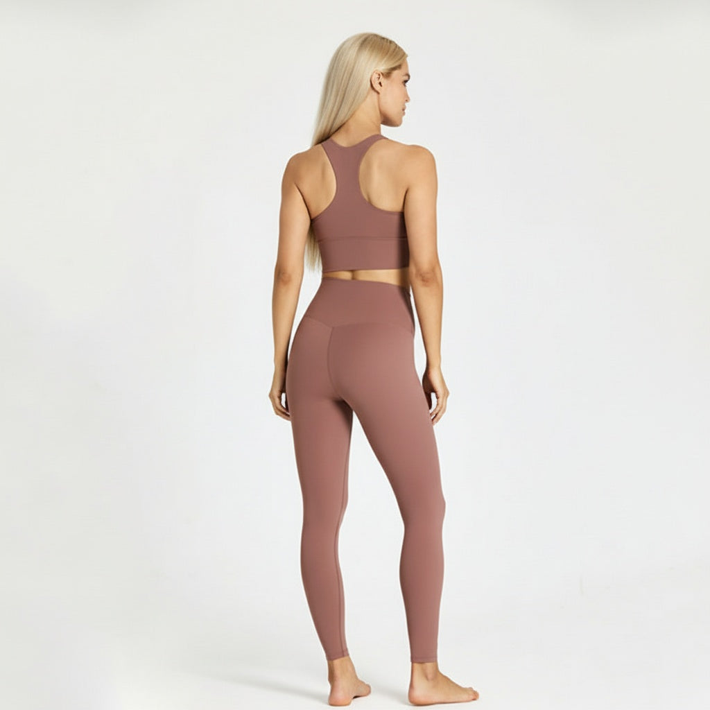 Fitness Set Nele in Rosenholz, mit cropped Racerback Top und Highwaist Leggings, sportlich, elegant und bequem.