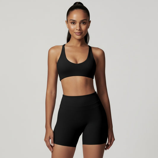 Fitness Set Onik in elegantem Schwarz, bestehend aus Bra-Top und High-Waist-Legging-Shorts – perfekt für Training und Freizeit.