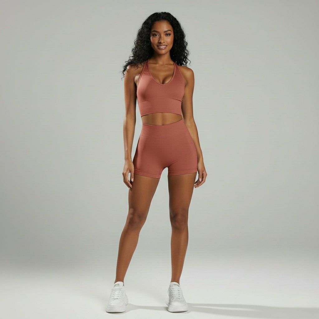 Fitness Set Mina in Kupferrot – bestehend aus Crop-Top und High-Waist-Leggings mit stylischem Rückendetail, ideal für Yoga, Workout und Alltag.