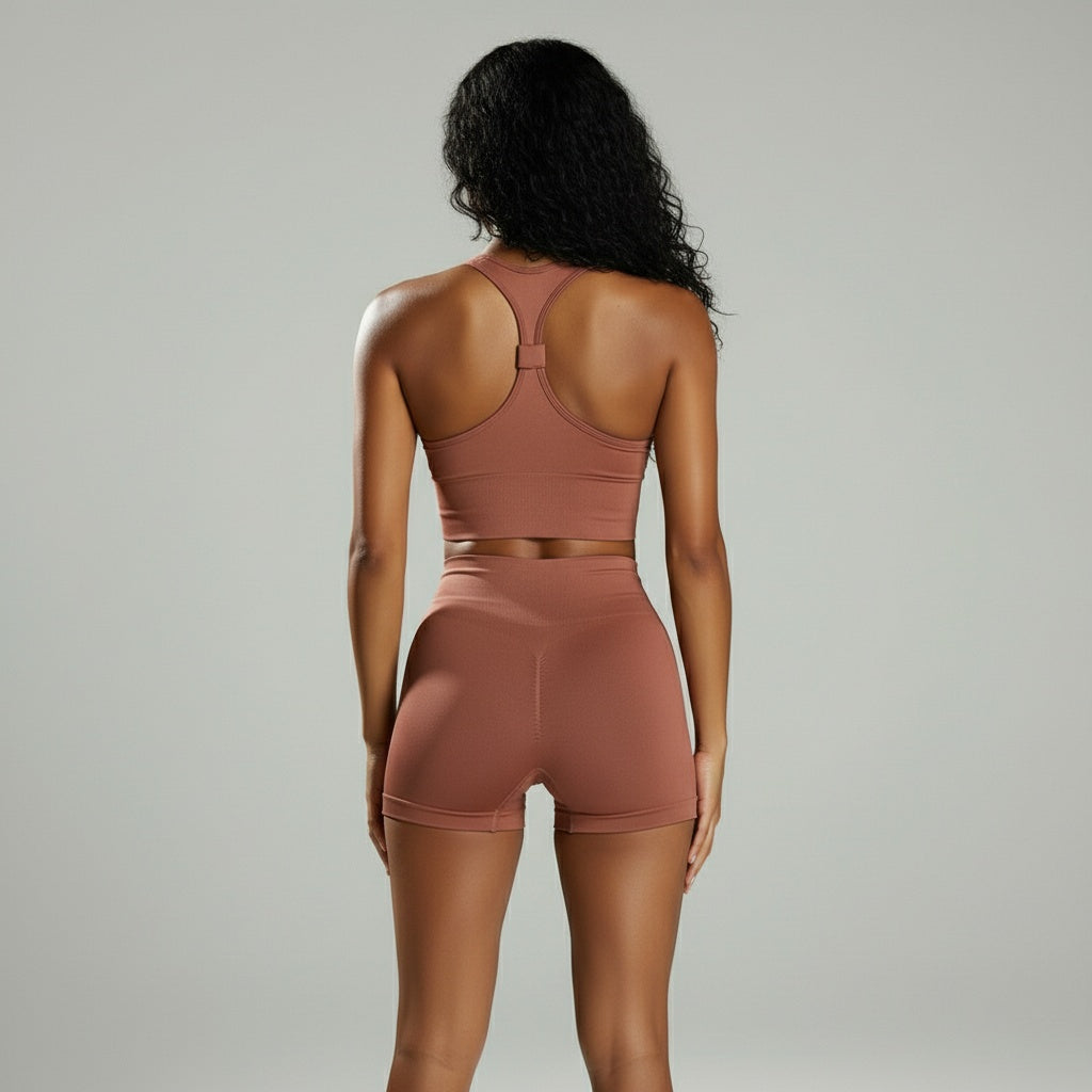 Fitness Set Mina in Kupferrot – bestehend aus Crop-Top und High-Waist-Leggings mit stylischem Rückendetail, ideal für Yoga, Workout und Alltag.