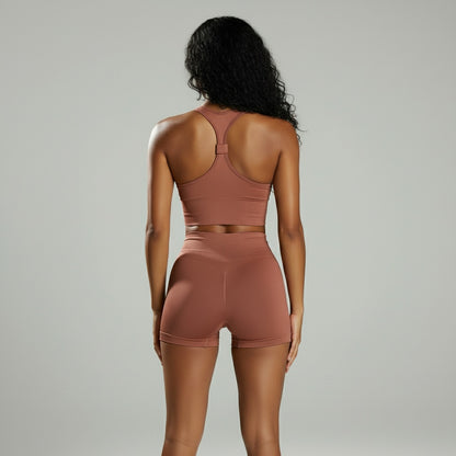 Fitness Set Mina in Kupferrot – bestehend aus Crop-Top und High-Waist-Leggings mit stylischem Rückendetail, ideal für Yoga, Workout und Alltag.