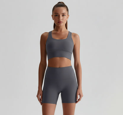 Fitness Set Miri in Grau – modernes Sportoutfit mit Top und Leggings, dezent und elegant für Workout und Freizeit.