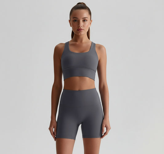 Fitness Set Miri in Grau – modernes Sportoutfit mit Top und Leggings, dezent und elegant für Workout und Freizeit.