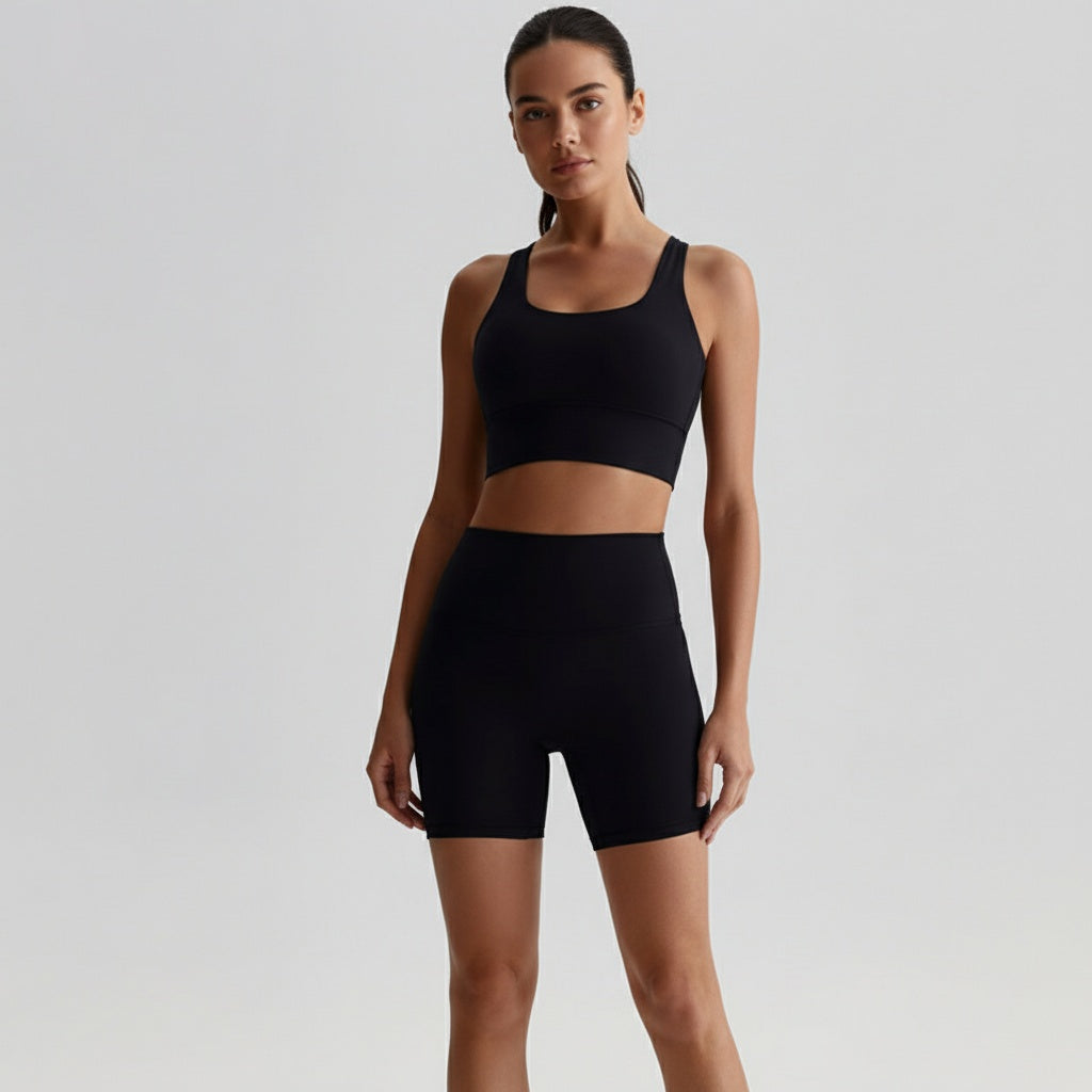 Fitness Set Miri in Schwarz – sportliches Set aus Top mit schickem Rücken und Leggings, schlicht und vielseitig für Training und Alltag.