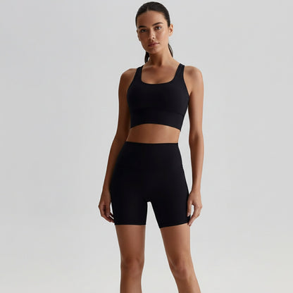 Fitness Set Miri in Schwarz – sportliches Set aus Top mit schickem Rücken und Leggings, schlicht und vielseitig für Training und Alltag.