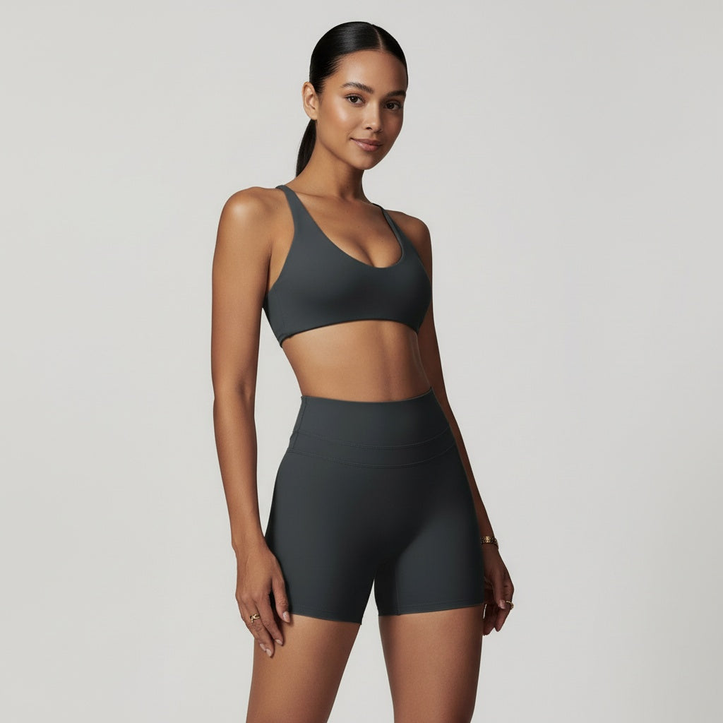 Fitness Set Onik in trendigem Anthrazit, zweiteilig mit Bra-Top und High-Waist-Leggings Shorts – stylisch und funktional.