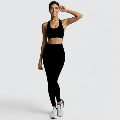 Fitness Set Sara in Schwarz, bestehend aus Top und High-Waist-Leggings, sitzt wie eine zweite Haut – modisch, funktional und optimal für Sport und Alltag.