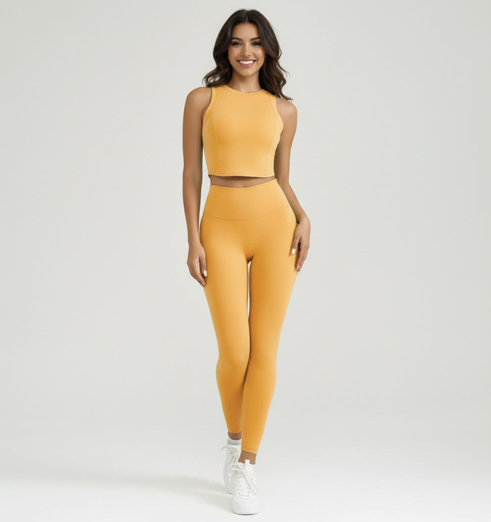 Fitness-Set Emma für Damen in Orange – sportlich, bequem und figurbetonend. Bra-Top mit breiten Trägern und High-Waist Shorts, ideal für Yoga, Workout oder Freizeit.