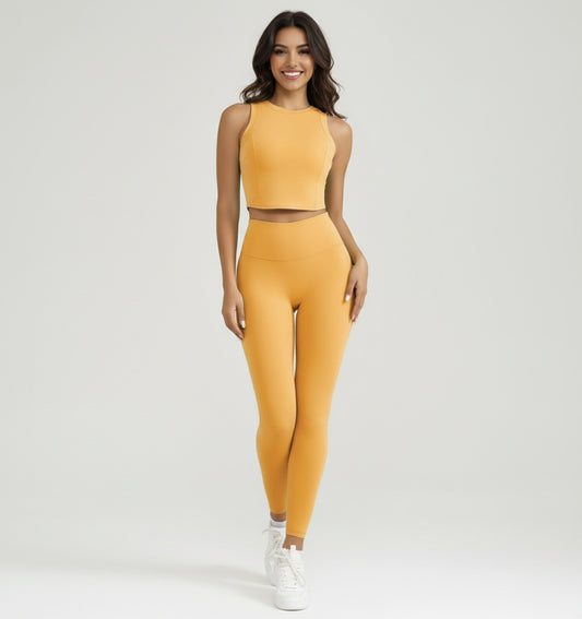 Fitness-Set Emma für Damen in Orange – sportlich, bequem und figurbetonend. Bra-Top mit breiten Trägern und High-Waist Shorts, ideal für Yoga, Workout oder Freizeit.