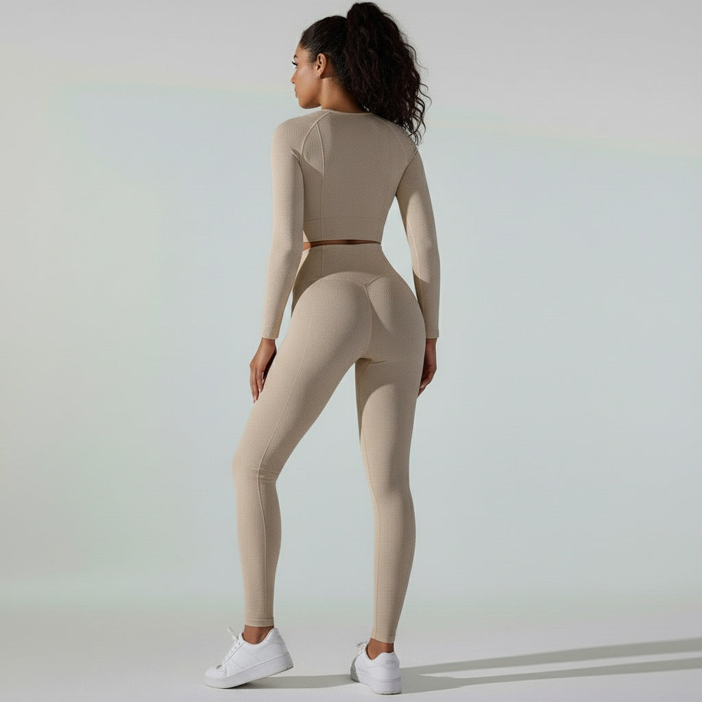 Fitness Set Isa in Beige, bestehend aus Cropped Langarmshirt und Highwaist-Leggings aus dickem Material, das die natürliche Körperform unterstützt.
