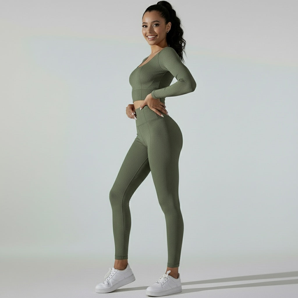 Fitness Set Isa in Hellgrün, bestehend aus Cropped Langarmshirt und Highwaist-Leggings aus dickem Material, das die natürliche Körperform unterstützt.
