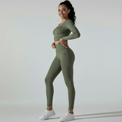 Fitness Set Isa in Hellgrün, bestehend aus Cropped Langarmshirt und Highwaist-Leggings aus dickem Material, das die natürliche Körperform unterstützt.