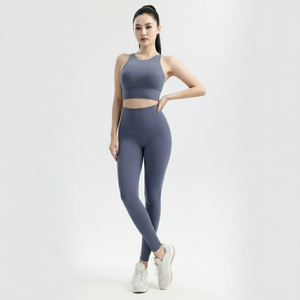 Lovin’Lola Fitness Set Maya in Taubenblau – sportliches Cropped Top und High Waist Leggings mit schickem Rückendetail, ideal für Workout und Alltag.