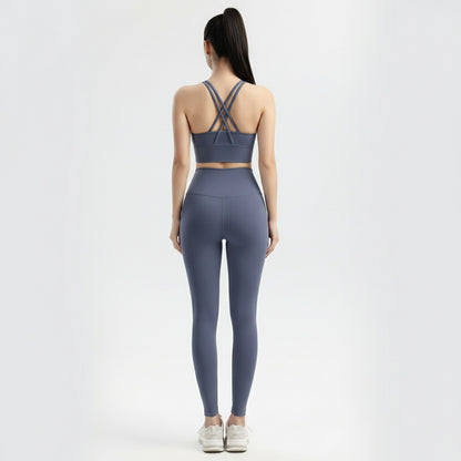 Lovin’Lola Fitness Set Maya in Taubenblau – sportliches Cropped Top und High Waist Leggings mit schickem Rückendetail, ideal für Workout und Alltag.