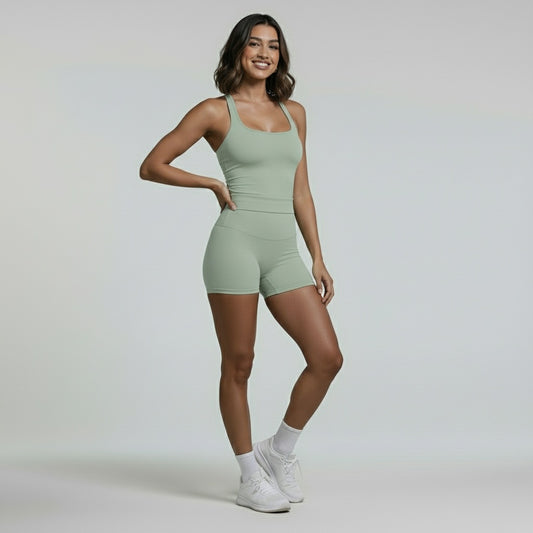 Fitness Set Mila in hellem Grün, bestehend aus Top und Shorts, perfekt für Workout, Yoga und Sport