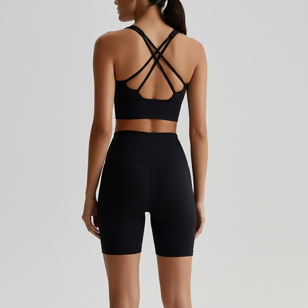 Fitness Set Miri in Schwarz – sportliches Set aus Top mit schickem Rücken und Leggings, schlicht und vielseitig für Training und Alltag.