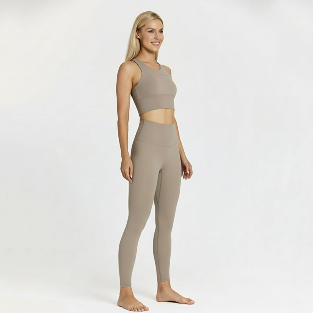 Fitness Set Nele in Beige, mit cropped Racerback Top und Highwaist Leggings, stylisch und funktional für Fitness und Yoga