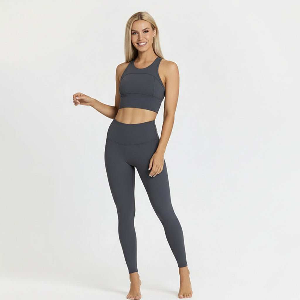 Fitness Set Nele in Grau, mit cropped Racerback Top und Highwaist Leggings, perfekter Sitz für Workouts.