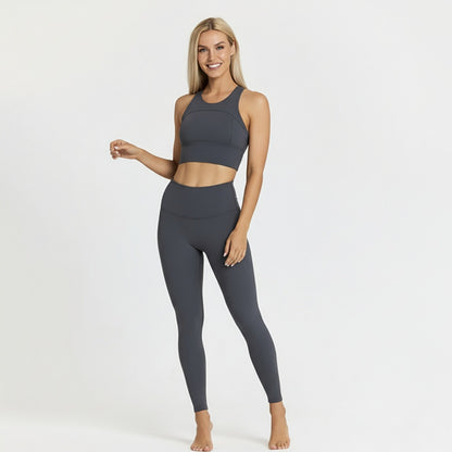 Fitness Set Nele in Grau, mit cropped Racerback Top und Highwaist Leggings, perfekter Sitz für Workouts.