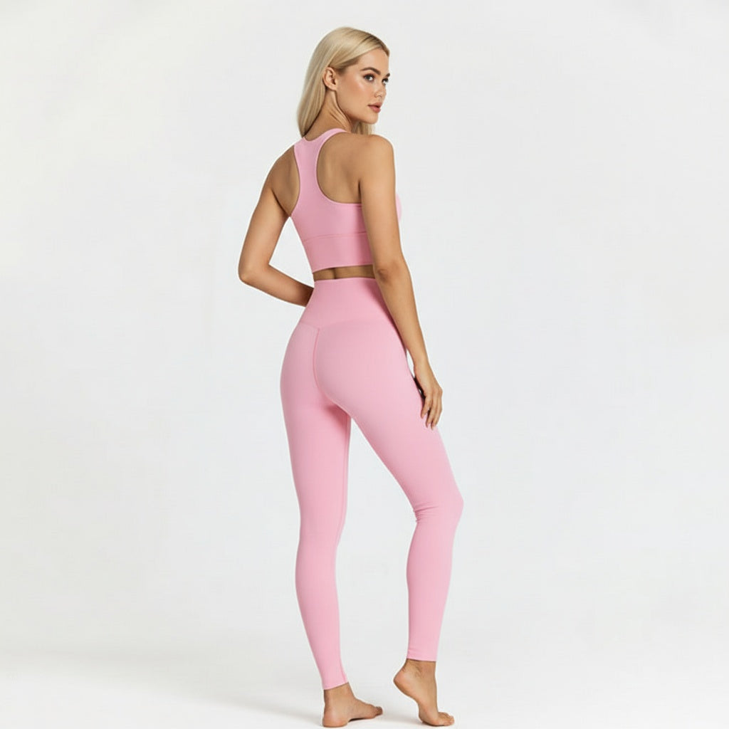 Fitness Set Nele in Pink, bestehend aus cropped Racerback Top und Highwaist Leggings, feminine und bequeme Sportbekleidung.