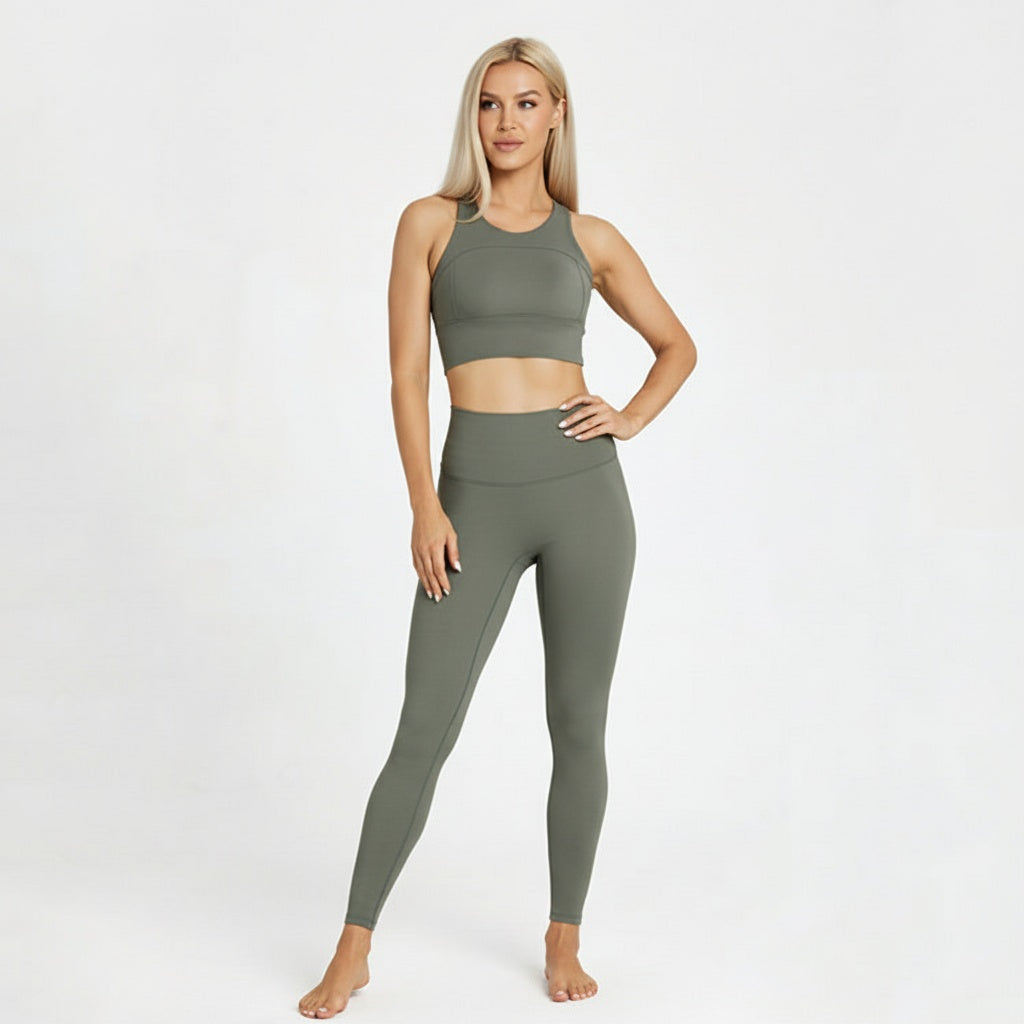 Fitness Set Nele in Salbeigrün, bestehend aus cropped Racerback Top und Highwaist Leggings, angenehm stretchig und modisch