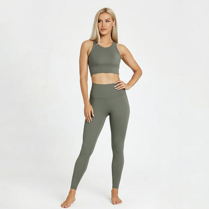 Fitness Set Nele in Salbeigrün, bestehend aus cropped Racerback Top und Highwaist Leggings, angenehm stretchig und modisch