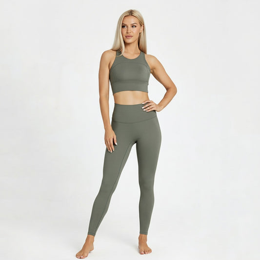 Fitness Set Nele in Salbeigrün, bestehend aus cropped Racerback Top und Highwaist Leggings, angenehm stretchig und modisch