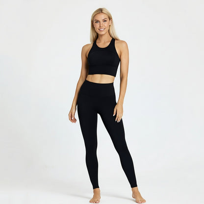 Fitness Set Nele in Schwarz, bestehend aus cropped Racerback Top und Highwaist Leggings, eng anliegend, sportlich und komfortabel.