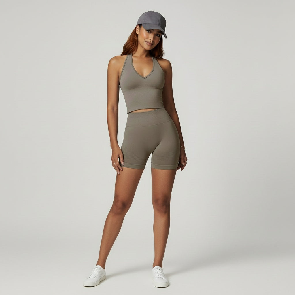 Fitness Set Nova in Warmgrau mit enganliegendem Neckholder-Top und Shorts – sitzt wie eine zweite Haut, ideal für Sport und Alltag.