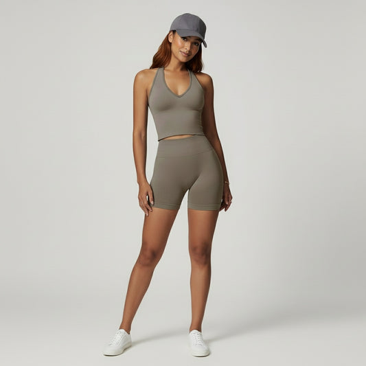 Fitness Set Nova in Warmgrau mit enganliegendem Neckholder-Top und Shorts – sitzt wie eine zweite Haut, ideal für Sport und Alltag.