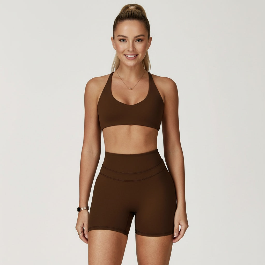 Fitness Set Onik in warmem Braun, sportliches Set aus Bra-Top und High-Waist-Leggings Shorts für ein komfortables Workout.