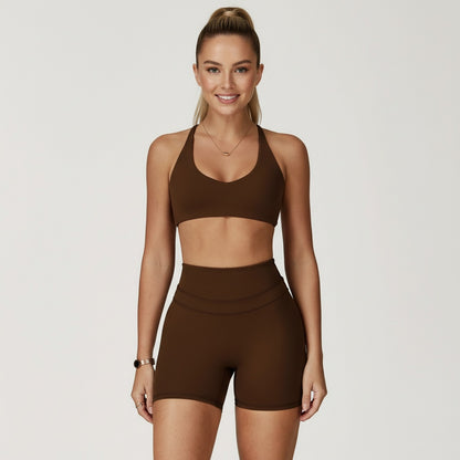 Fitness Set Onik in warmem Braun, sportliches Set aus Bra-Top und High-Waist-Leggings Shorts für ein komfortables Workout.