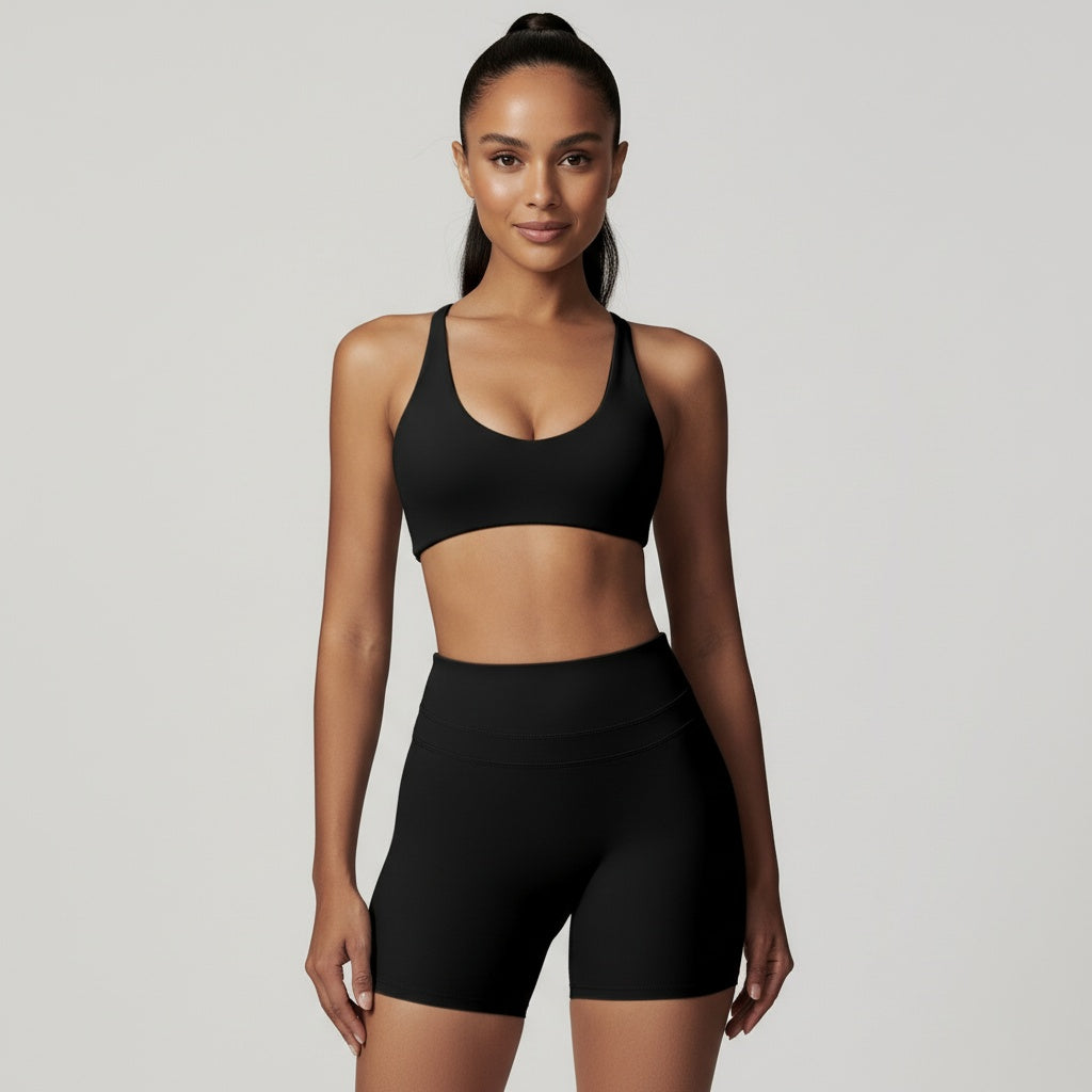Fitness Set Onik in elegantem Schwarz, bestehend aus Bra-Top und High-Waist-Legging-Shorts – perfekt für Training und Freizeit.