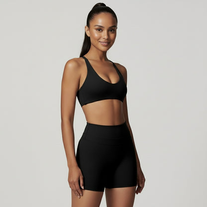 Fitness Set Onik in elegantem Schwarz, bestehend aus Bra-Top und High-Waist-Legging-Shorts – perfekt für Training und Freizeit.