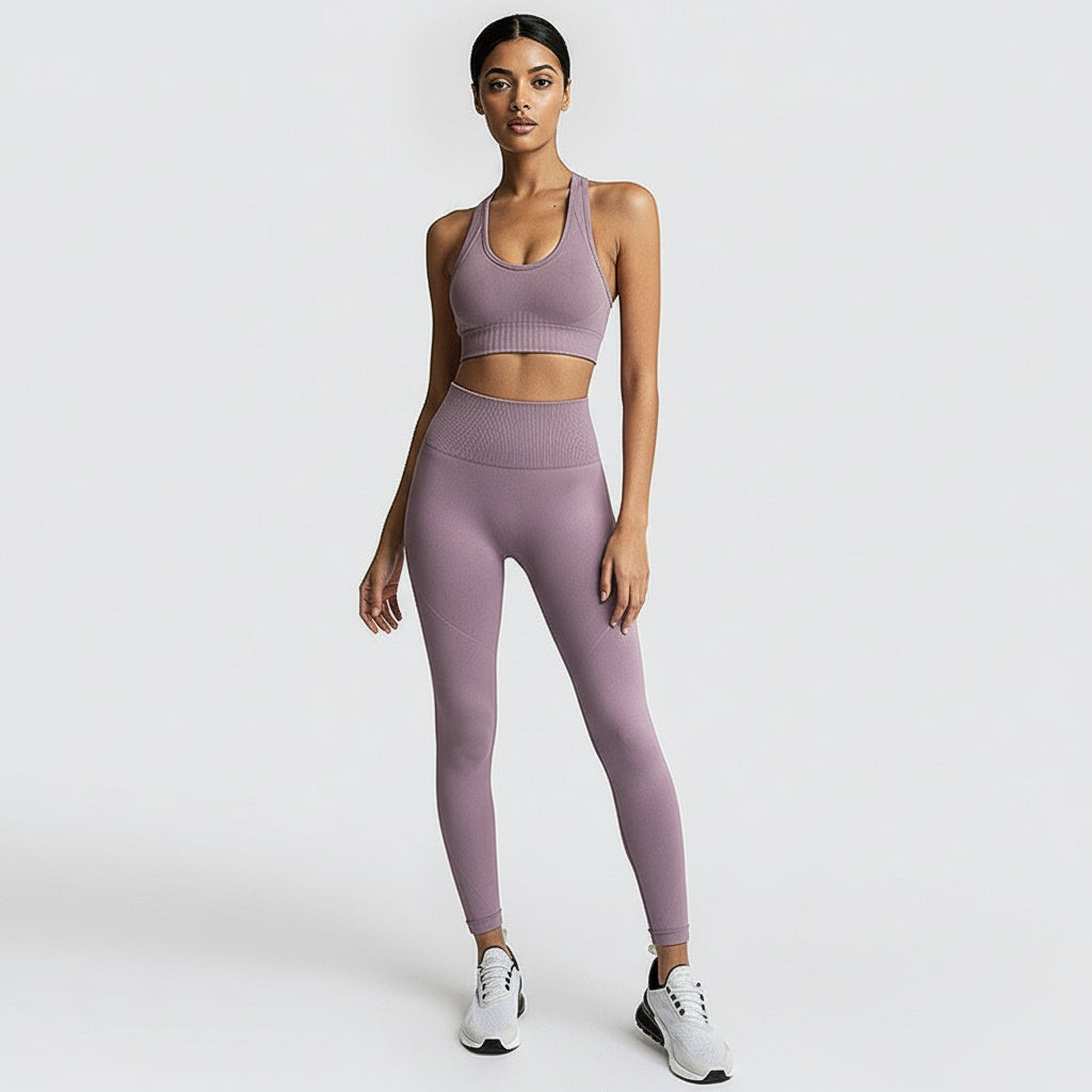 Fitness Set Sara in Flieder, eng anliegendes Top und High-Waist-Leggings, kombiniert Komfort und Stil – ideal für Fitness, Yoga oder entspannten Alltag.