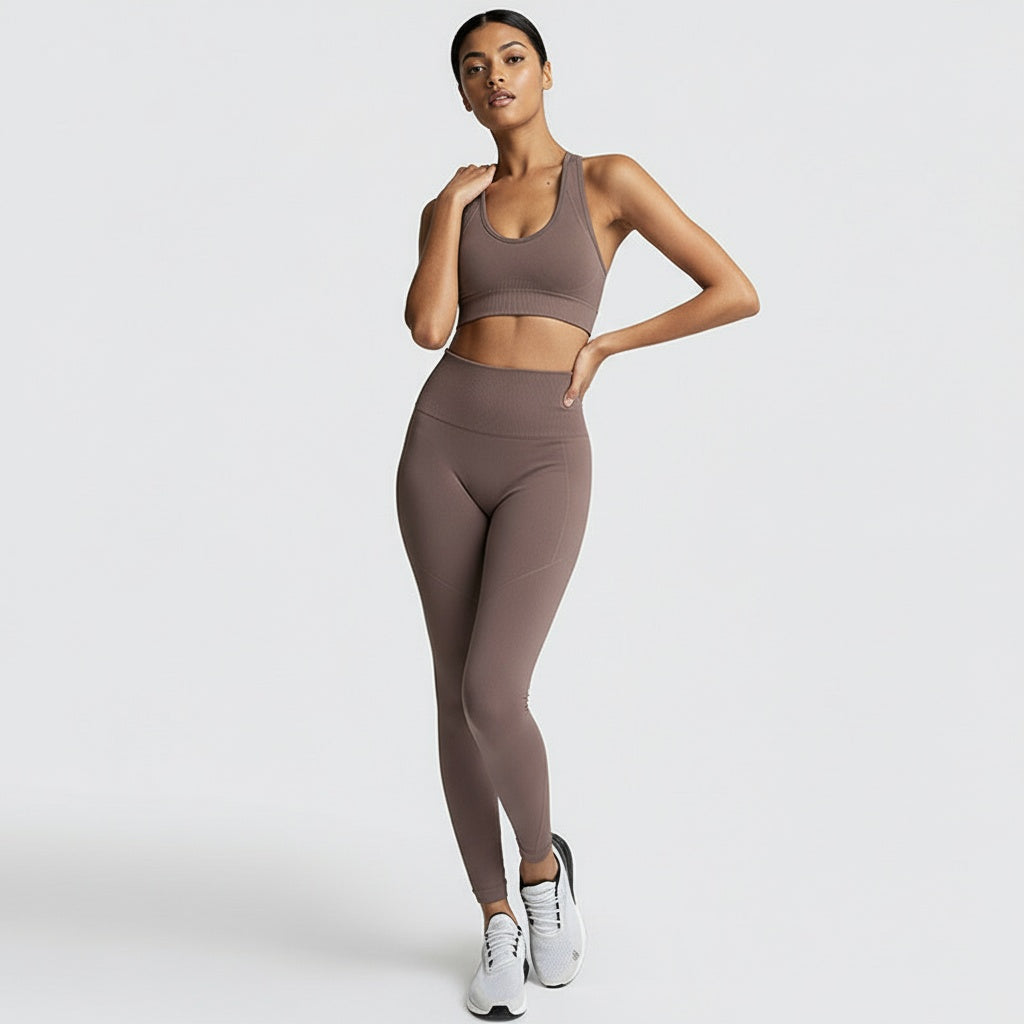 Fitness Set Sara in Braungrau, eng anliegendes Top und High-Waist-Leggings, bietet perfekte Passform und Komfort – geeignet für Training, Yoga oder Freizeit.