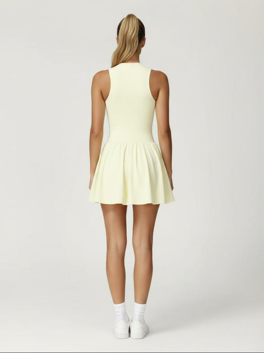 Tennis Kleid Moni in Gelb, feminin und funktional, mit integrierter Shorts für ein angenehmes Tragegefühl bei jeder Bewegung