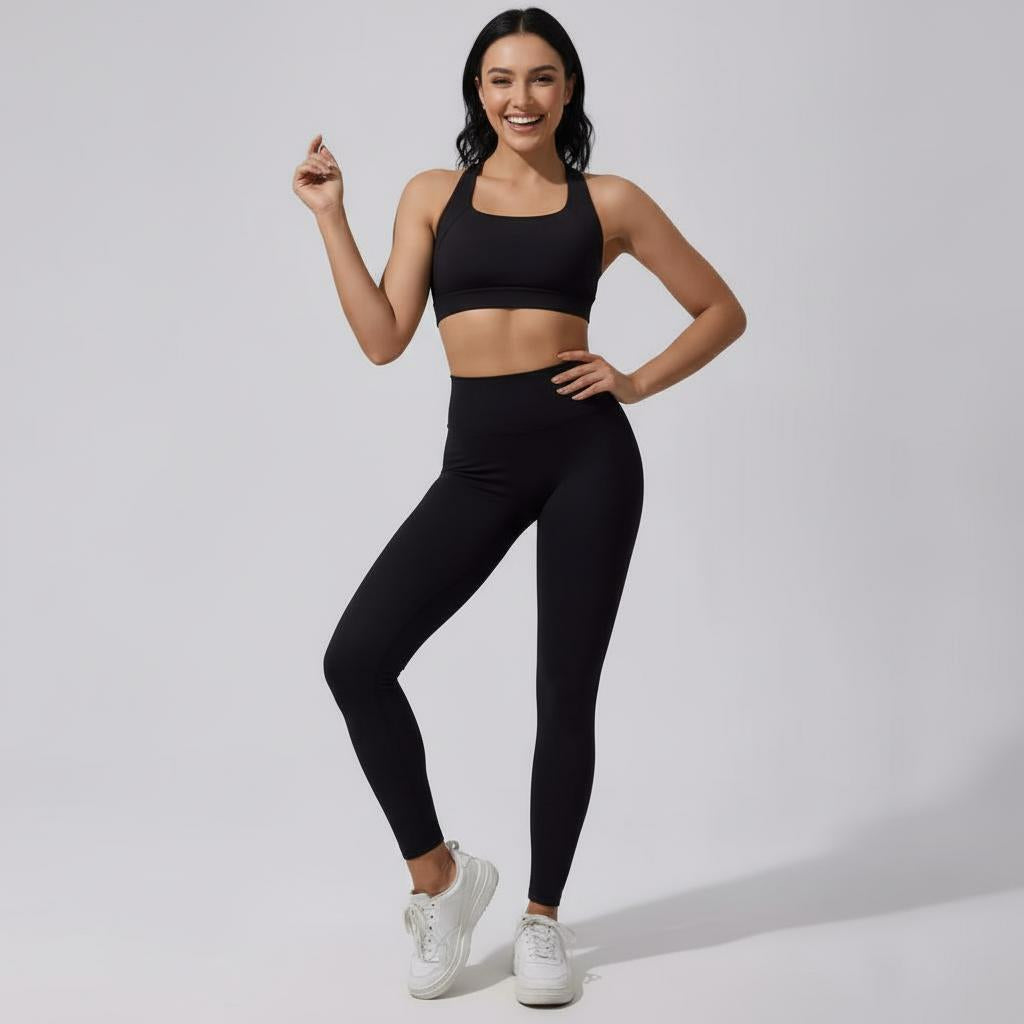 Fitness Set Elin in schwarz – zeitloses Activewear-Set mit Top und figurbetonter Leggings, ideal für Training und Freizeit