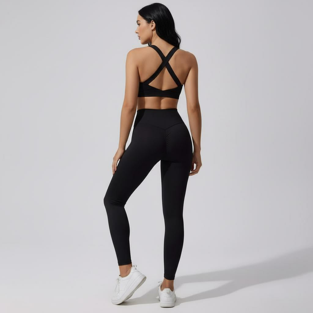Fitness Set Elin in schwarz – zeitloses Activewear-Set mit Top und figurbetonter Leggings, ideal für Training und Freizeit